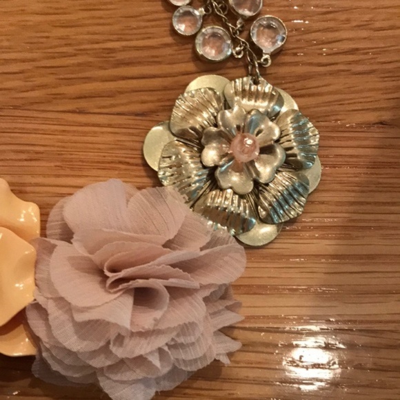 Flower vintage statement necklace - Picture 2 of 4